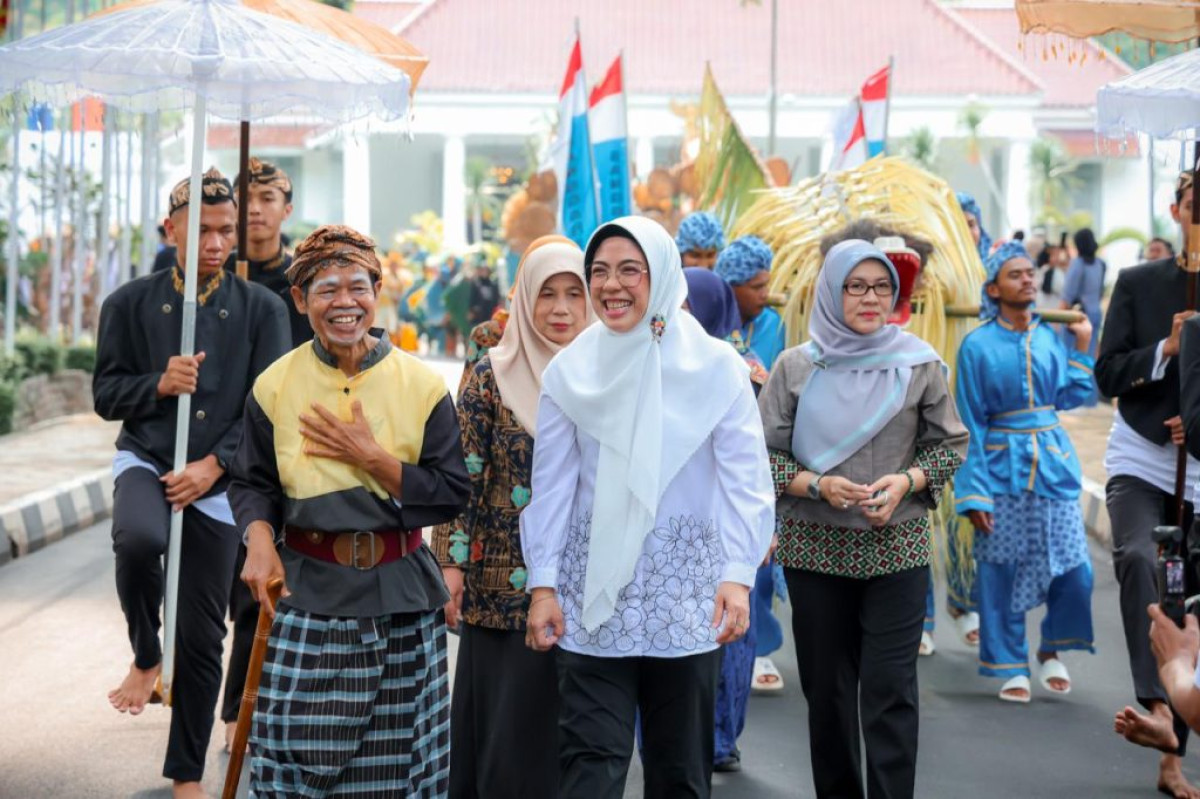 Ketua TP PKK Provinsi Banten Tinawaty Andra Soni Lepas Festival Atraksi Boneka Solid Art Indonesia Tahun 2025