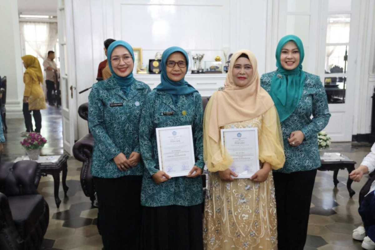 TP PKK Banten Berikan Penghargaan Perempuan Inspiratif Provinsi Banten 2025