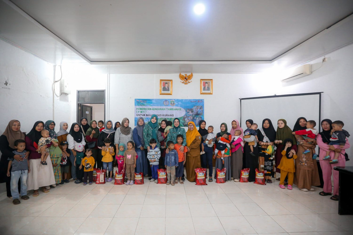 Ketua TP PKK Tinawati Andra Soni Salurkan Bantuan Makanan Tambahan